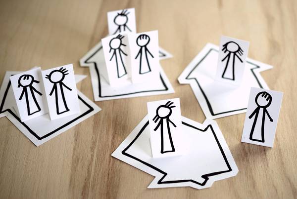 Quelle: pixabay.com / congerdesign, https://pixabay.com/de/photos/familie-soziale-distanzierung-4937226/ Familie in mehreren Hauesern