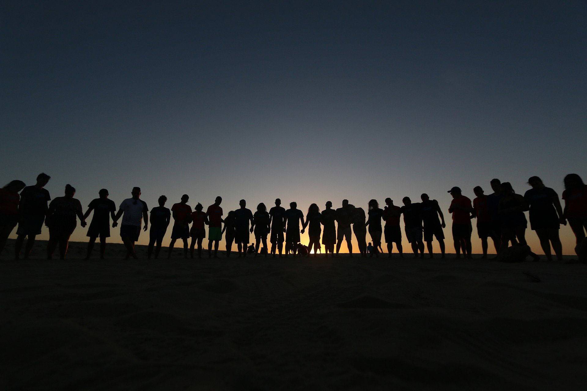 Quelle: pixabay.de / josephredfield, https://pixabay.com/de/photos/menschen-freunde-zusammen-gl%c3%bccklich-4050698/, Freie kommerzielle Nutzung Kein Bildnachweis nötig Gruppe Menschen im Gegenlicht