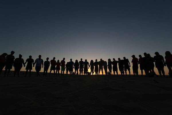 Gruppe Menschen im Gegenlicht