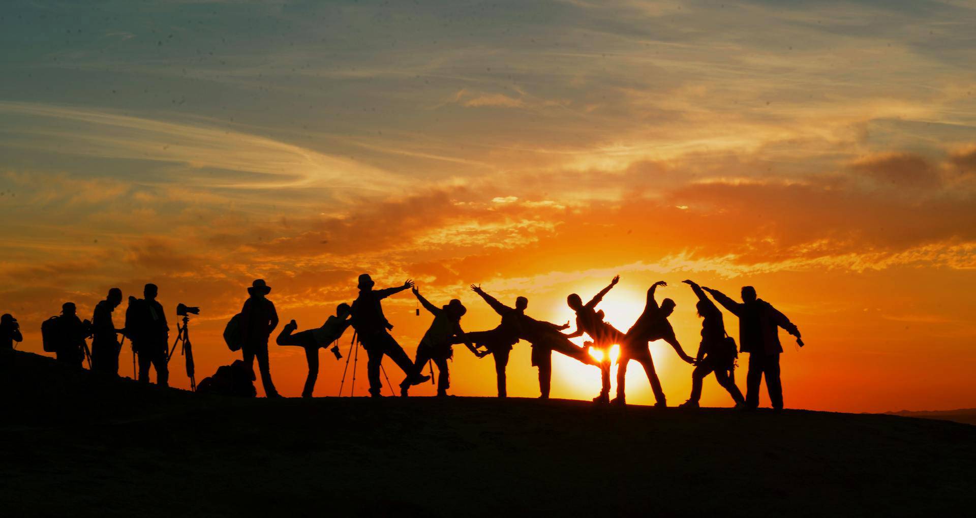 Quelle: Pexels/Pixabay, https://www.pexels.com/photo/silhouette-of-people-during-golden-hour-207896/ Gruppe springt im Gegenlicht der Sonne nach oben